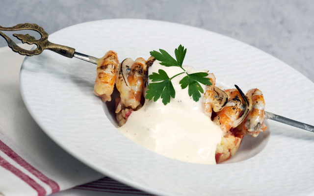 Brochettes de crevettes, écrasée de pommes de terre aux tomates
