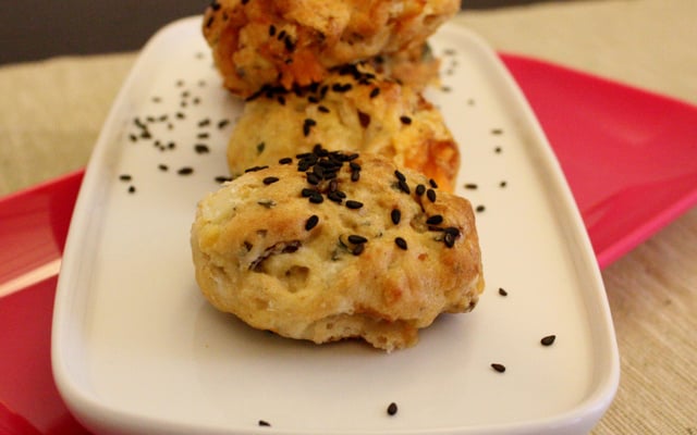 Scones Au roquefort Papillon, noisettes grillées et sésame