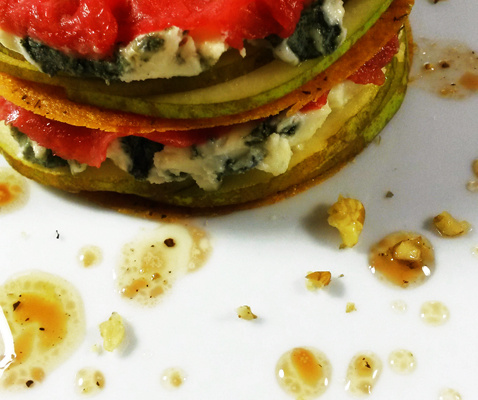 Carpaccio de bœuf au gingembre, roquefort et poire en mille-feuille