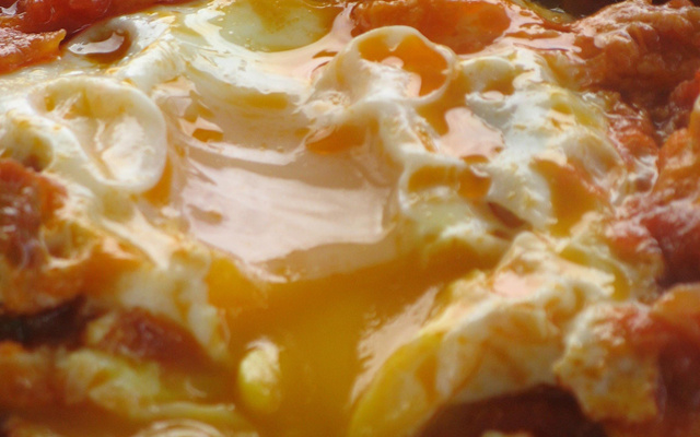 Shakshuka ou œufs pochés à la sauce tomate