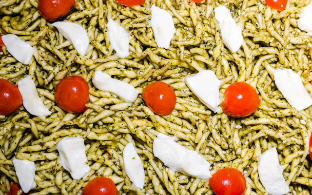 Salade de pâtes au pesto, jambon cru et mozzarella