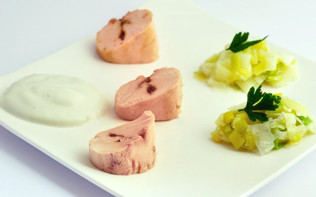 Poulet à la confiture d'oignons, émulsion de roquefort et poireaux