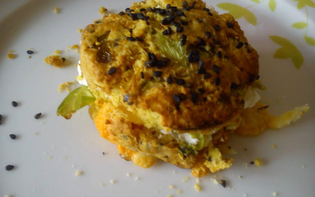 Candadian' scones : édam, mimolette, sésame noir et poireaux