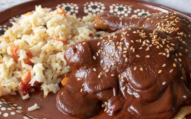 Poulet avec de la sauce mole.