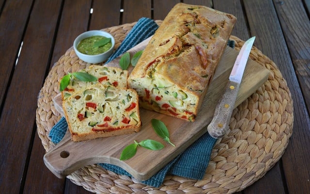 Cake aux poivrons, pesto et courgettes