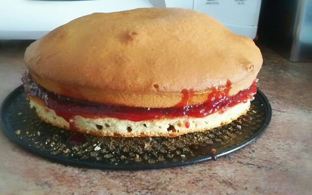Gâteau léger et moelleux garni de confiture