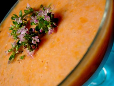 La soupe d'été à la tomate jaune , pastèque , chèvre frais et fleur de thym Citron !