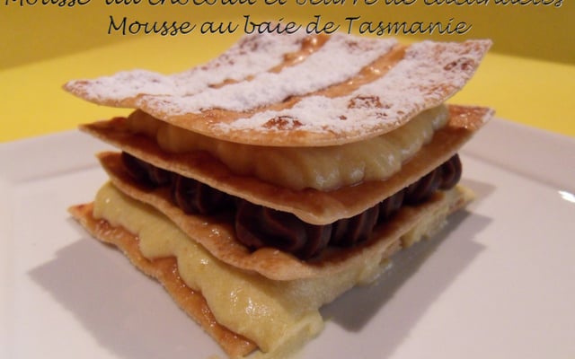 Mille-feuille de mousse au chocolat aux baies de Tasmanie