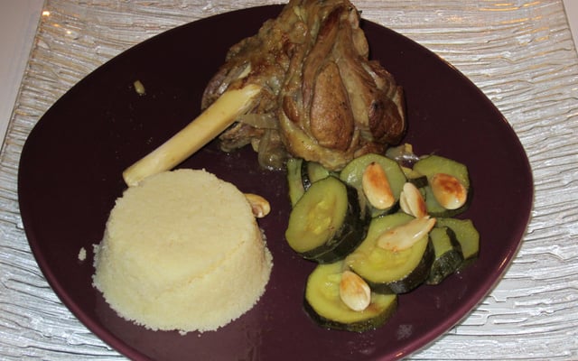 Souris d'agneau aux courgettes et aux amandes