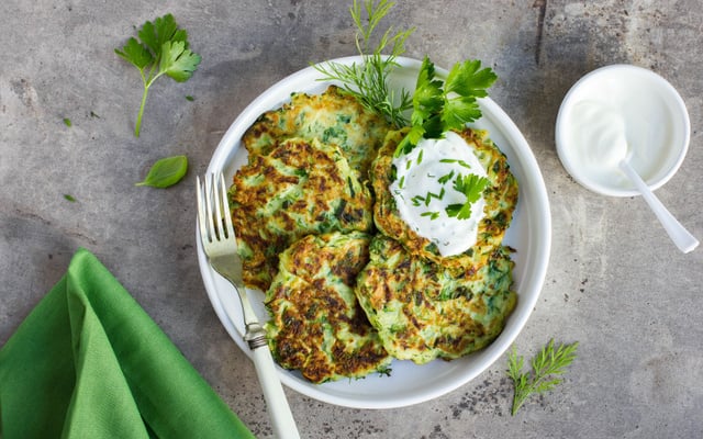 Galettes de courgettes, sauce au yaourt