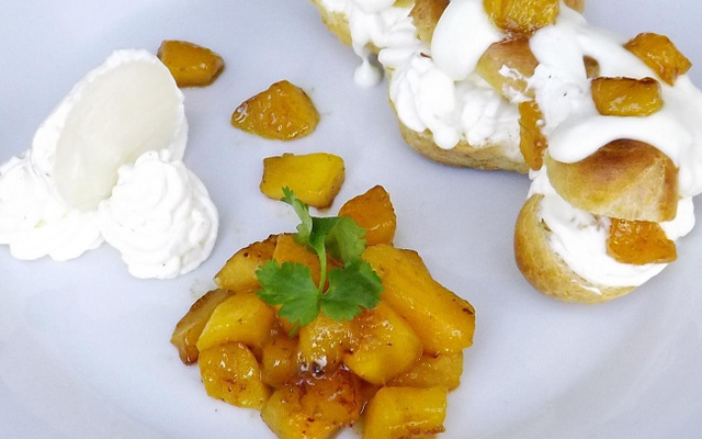 Zig-zag à la chantilly au noix et au kakis sautés