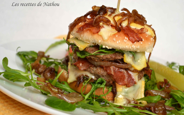 Hamburger au lard, oignons caramélisés, roquette et Reblochon