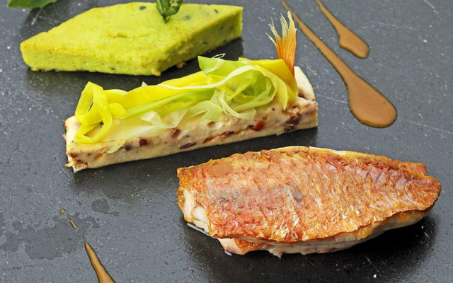 Filets de rouget, moelleux de seiche et polenta, tagliatelles de poireaux