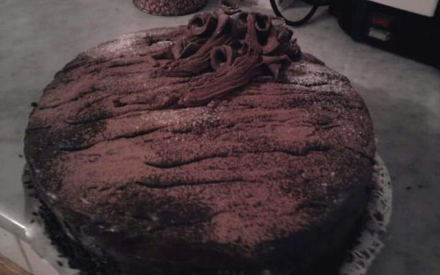 Gâteau au chocolat, aux cerises et aux amandes