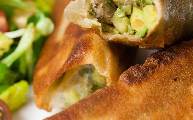 Croustillants de dés d'agneau, courgettes et pesto vert