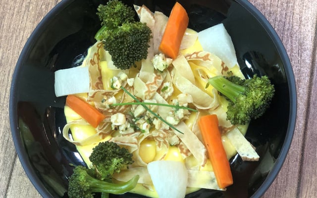 Légumes croquants aux noisettes, tagliatelles de crêpes, sauce hollandaise