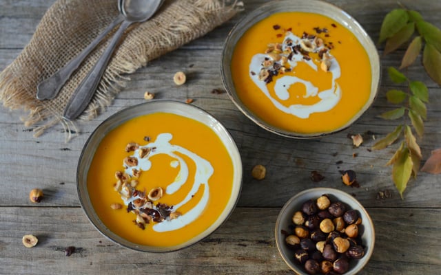 Velouté de butternut au curry et noisettes
