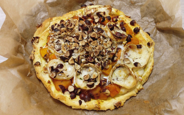 Tarte rustique au potiron, fromage de chèvre et noisettes