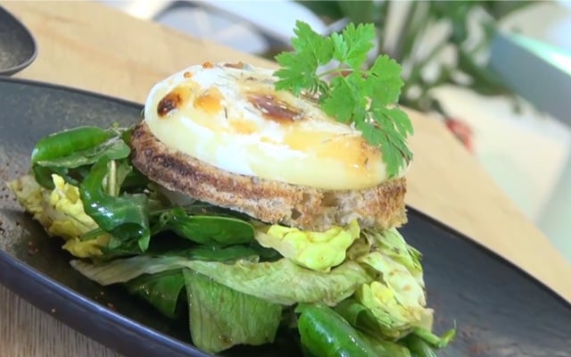 Salade mélangée et tartine de chèvre chaud