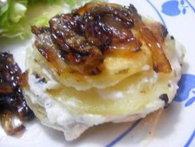 Tatin de pommes-de-terre et son confit d'oignons