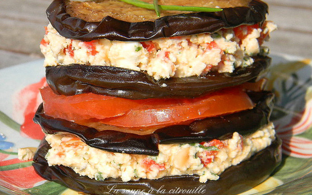 Millefeuille d'aubergines et fêta aux poivrons rouges