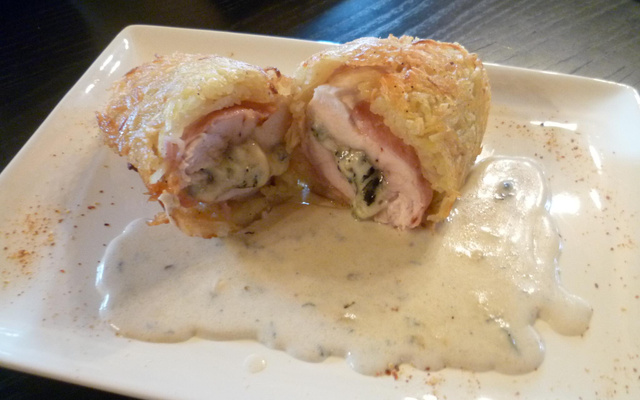 Suprême de poulet à la fourme d'Ambert, en crépine de pommes de Terre