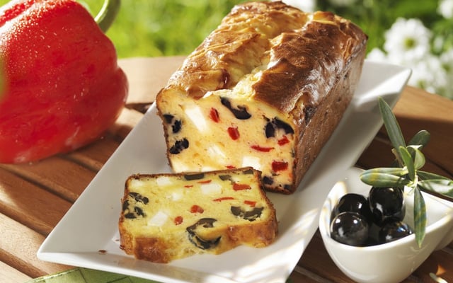 Cake aux poivrons, féta et olives
