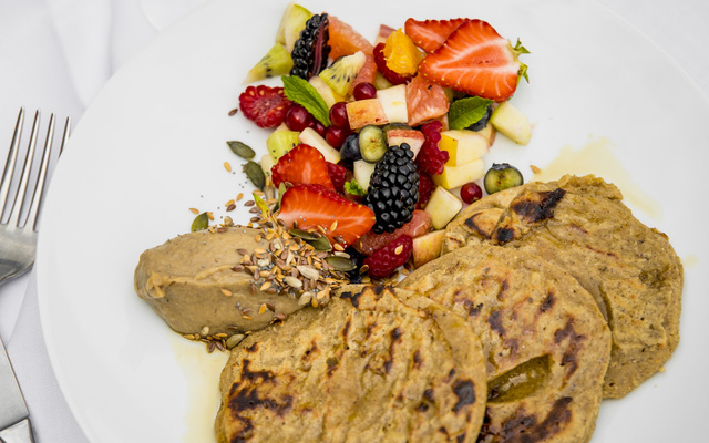 Pancakes vegan et sans gluten, à la fleur d'oranger et purée de poires
