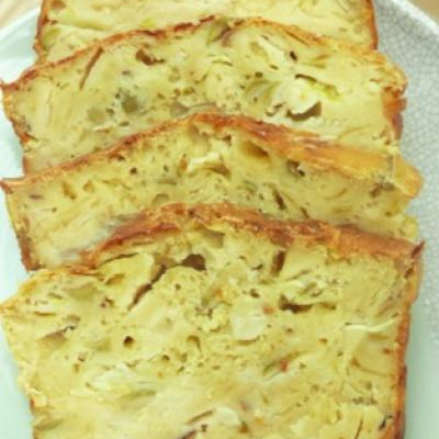 Cake aux olives, anchois, concombre et oignon