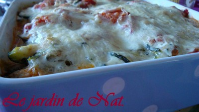 Cache-cache de merguez sur lit de courgettes et tomates