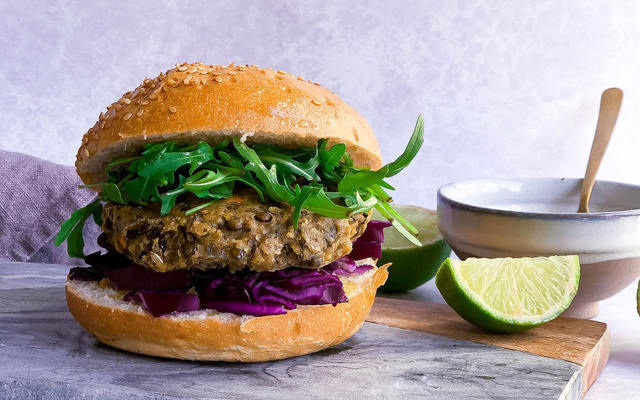 Burger végétal aux lentilles, sauce au tahiné