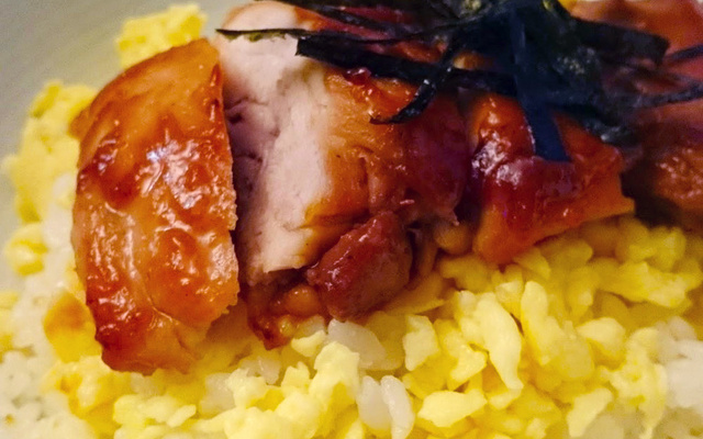 Poulet à la sauce soja sur bol de riz (Tériyaki Don)