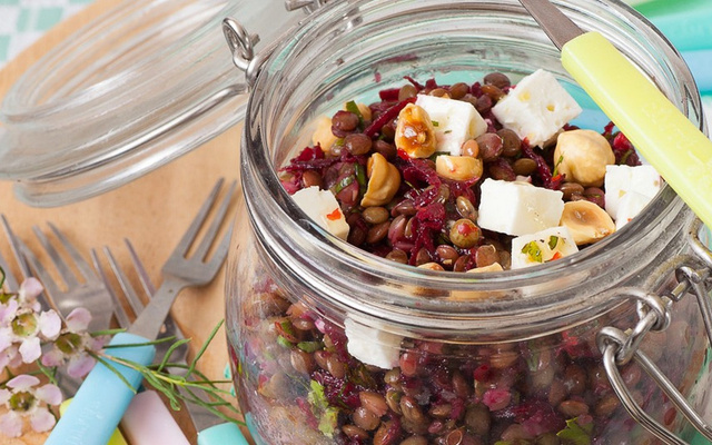 Salade de lentilles vertes du Puy, dés de féta et vinaigrette au miel