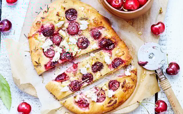 Focaccia Brebis, cerises de nos régions et romarin