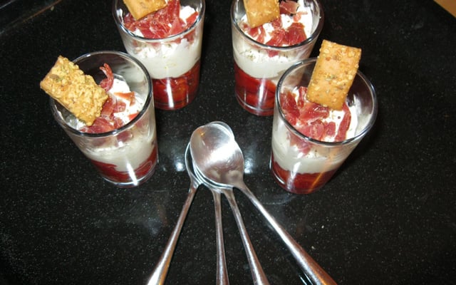 Verrines de poivrons ail et jambon cru