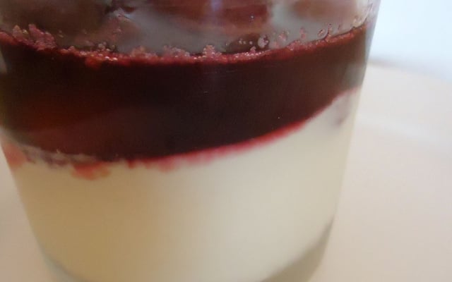 Panna cotta au toblérone blanc et cerises au vin rouge