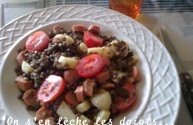 Salade de lentilles, saucisses, tomates, emmental