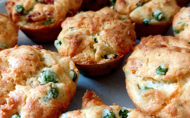 Muffins aux lardons et petits pois