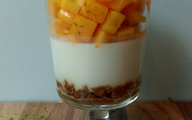 Verrine de panna cotta coco et mangue fraîche au citron vert