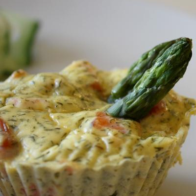 Petits flans aux asperges, saumon et à l'aneth