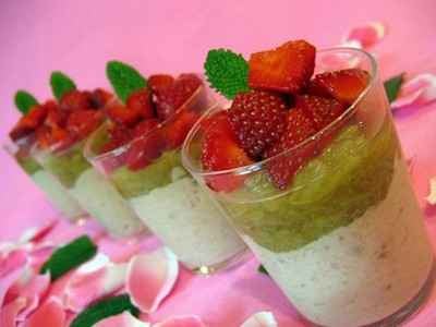 Mousse de bananes à la fève tonka et confit de rhubarbe sous lit de fraises