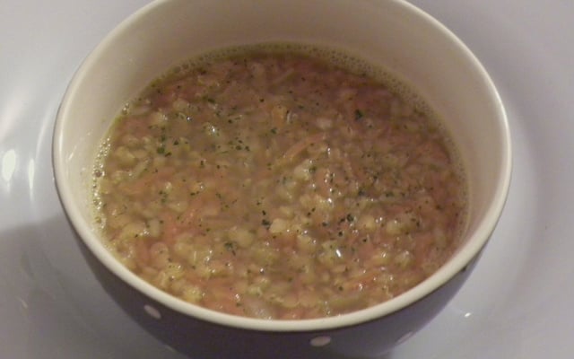 Soupe aux lentilles corail, carottes, ail et épices douces