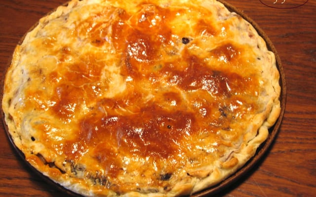 Tourte au boudin noir sur lit de pommes-poireaux