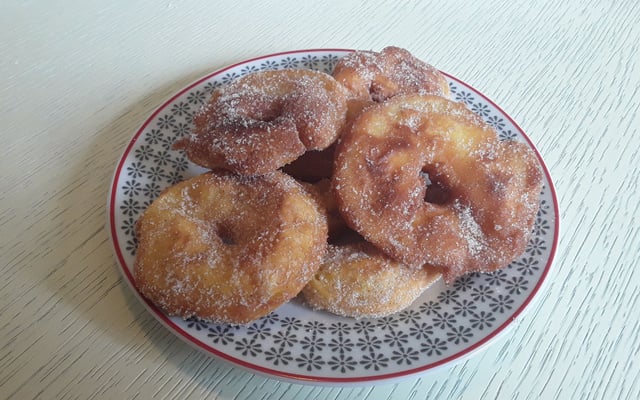 Beignets aux pommes et cannelle