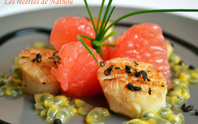 Noix de St Jacques poêlées au poivre de Timut, pamplemousse rose et fruit de la passion