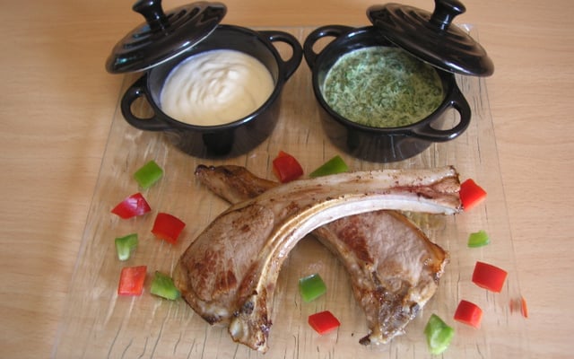 Côtelettes d'agneau à la crème d'ail et de persil