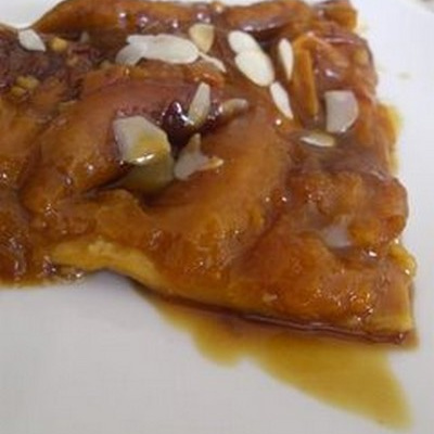 Tarte tatin aux abricots, amandes et caramel au beurre salé