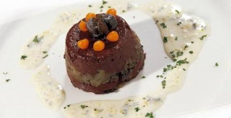 Charlotte de boudin aux escargots, endives confites au miel et Fourme d'Ambert
