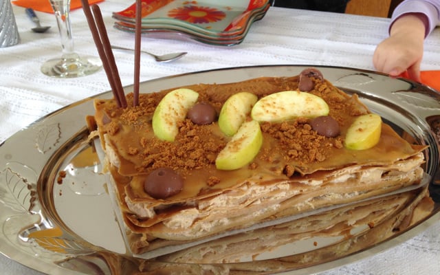 Gâteau de crêpes spéculos, pommes et caramel au beurre salé