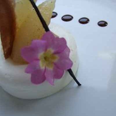 Crémeux mascarpone à la rose, poires pochées vanillées